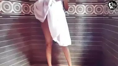 ඉස්කෝලේ ඇරිලා ඇවිත් කෙල්ල නාන ගමන් Sri Lanka School Girl Bath And Sexy Dance After School Sinhala