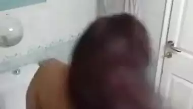 Bathroom porn video of the long-haired Desi with saggy boobies