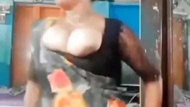 Kannadiga wife boobs show and viral nude fingering