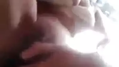 Desi pussy close-up show MMS video