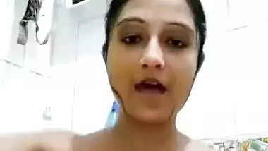 Sexy model girl shaving pussy on selfie cam