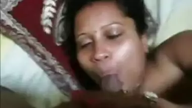 Mallu-Desi horny aunty sucking dick