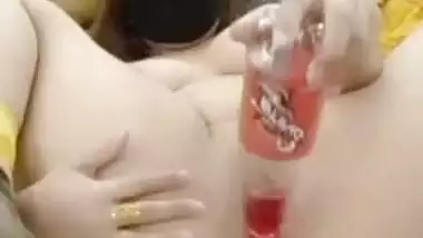 PAKI BABE GREAT VIDEO FUCKING HERSELF WITH A BOTTLE