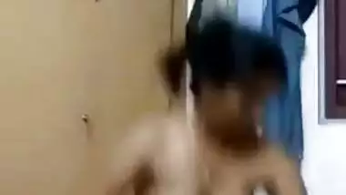 Adore watching this Tamil girl’s nude bald pussy and cum on seeing it!