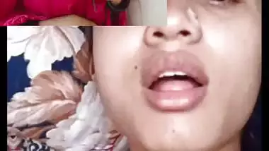 Sexy desi office girl showing boobs on video call