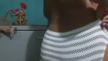 Desi sexy bhabi show her body