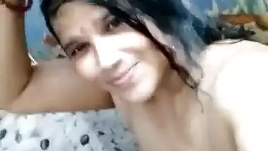 Sexy Mature Bhabhi Making Her Nude Bath Video