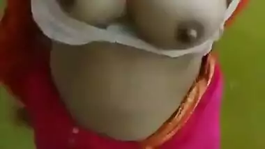 Desi aunty show her boobs