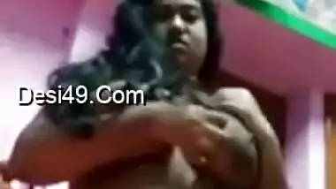 Desi camgirl lifts green dress to impress viewers with huge tits