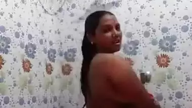 Exclusive- Sexy Desi Bhabhi Record Bathing Selfie For Ex Lover