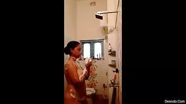 voyeur-sex-of-indian-bhabhi-filmed-taking-shower
