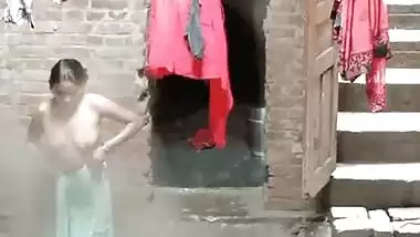 Desi Bhabhi Bathing 3 Clip Marged