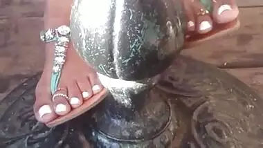 Candid perfect indian feet!