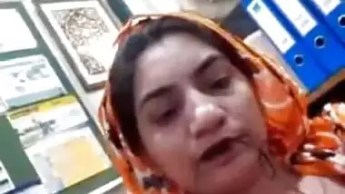 Pakistani hottie rubbing herself live from the office