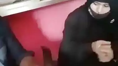 Hijabi girl riding dick in photo studio sex MMS