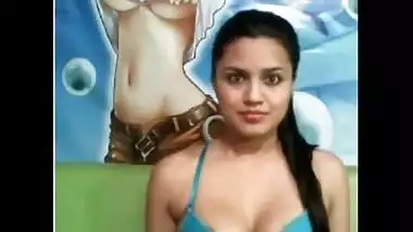 Punjab amateur girlfriend flaunts and fondles boobs on cam