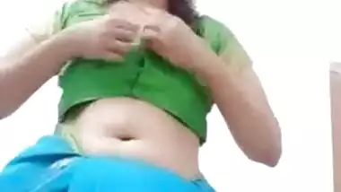 Mallu Desi XXX housewife in saree stripteasing on camera