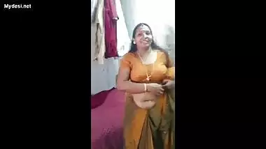 anjali mallu chubby saree aunty stripping in front of lover