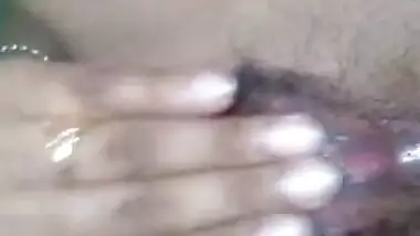 Desi girl fingering in her wet pussy