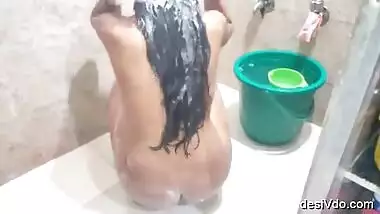 Desi Aunty Bathing and Fucked by Lover at Bath
