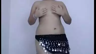 Amateur Mumbai teen posing topless on cam
