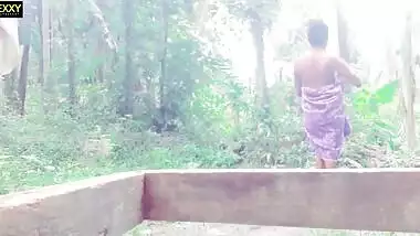 sri lankan outdoor bathනාන්න කලින් රෙද්ද ගලවලා කොල්ලට පෙන්වද්දි අම්මා දැක්ක