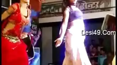 Indian dancer caught flashing tits outdoor for lovers in Desi mms video