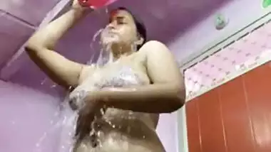 Sexy Indian girl bathing nude on cam