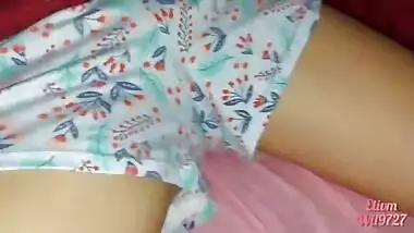 xxx desi video casero con mi hermanastra primera vez en su cama hacemos cosas debajo de las sabanas