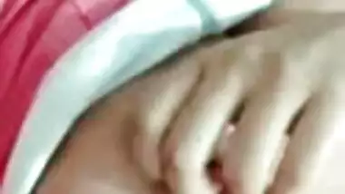 Indian teen masturbates her nude pussy (she wants a dick!)