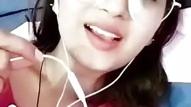 Cute girl flashes boobs in Chamet Pakistani sex chat