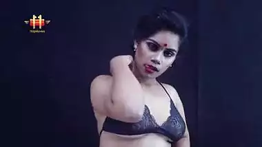 Sexy indian milf amisha saree strip and fingering