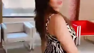 Desi Hot Babe Pose on song