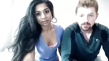 Indian chick gladdens spectators sucking bearded sex partner's dick