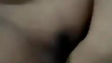 Beautiful Bangladeshi Curvy GF Using Her Makeup Brush To Masturbate