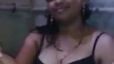 Cute desi babe showing boobs n pussy