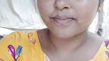 Sexy Desi Girl Showing Her Boobs and Pussy Part