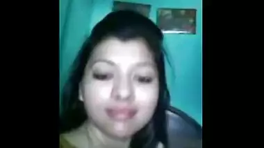 Deep cleavage exposed by desi girl