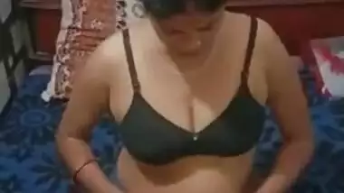 Brave Desi wife lets the man with camera masturbate XXX tunnel