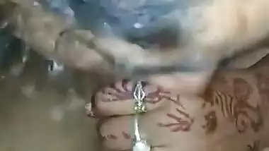 Desi Lady Giving Blowjob In Mehendi Hand