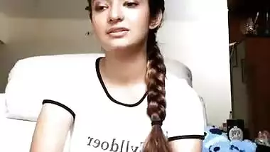 Anushka sen boobs
