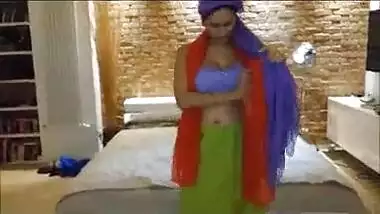 Indian aunty showing upskirt and big melons