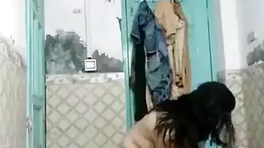 Sexy ass Pakistani wife nude show in bathroom