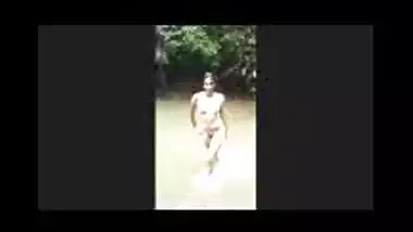 Fsiblog – Desi girl totally nude while outdoor bath on river MMS