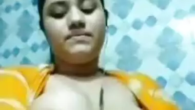 Desi cute wife show her big boobs on cam