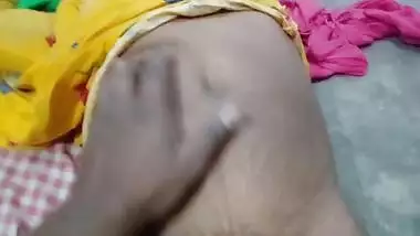 Desi village Bhabhi nude pussy captured on cam