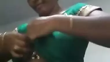 Hot Mallu Aunty Showing Boobs While Dress Change