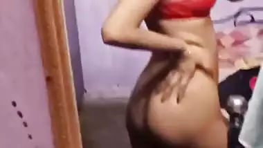 Super Indian maal playing with her nipple viral MMS