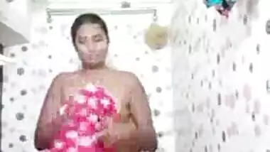 Swathi naidu wearing dress after her bath