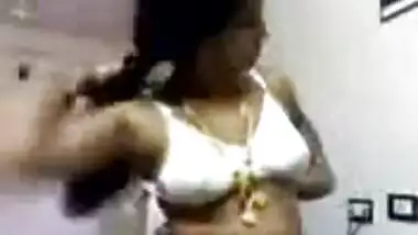 Hot Southindian Aunty Show her assests